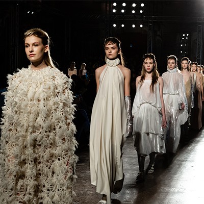 Modewochen 2026: Defilees, Städte und der globale Modeguide